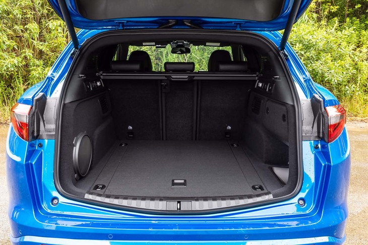 ラゲッジスペースの容量は、5人乗車時で525リッター。側面には後席背もたれのリリースレバーが備わる。