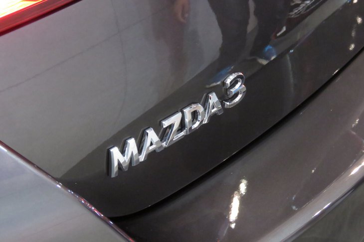 マツダ3セダン（エンブレム）