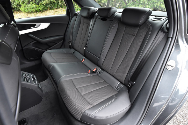 新型「A4」のリアシート。従来モデルに比べ、足元スペースのゆとりが増しているという。