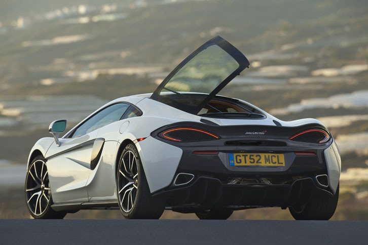 ガラスハッチは左ハンドル仕様（写真）なら左側を軸、右ハンドルなら右側を軸にして開くようになっている。