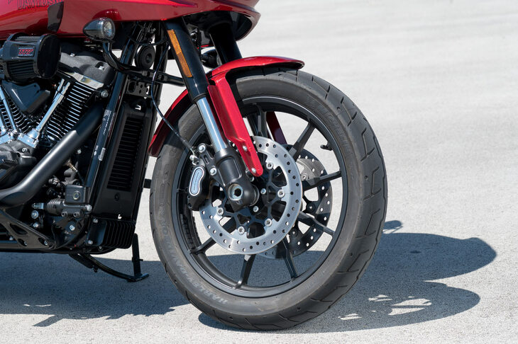 タイヤサイズは前が110/90B19、後ろが180/70B16で、ミシュランのクルーザー用タイヤ「スコーチャー31」を装着。タイヤ空気圧モニタリングシステムも装備される。