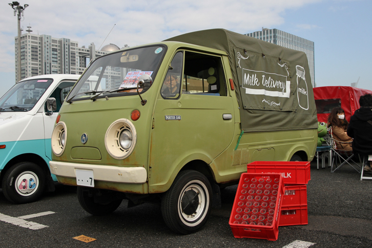 1973年「マツダ・ポーターキャブ」。ホロに“Milk Delivery”とあるが、オーナーは実際に毎日、牛乳配達に使っているという。