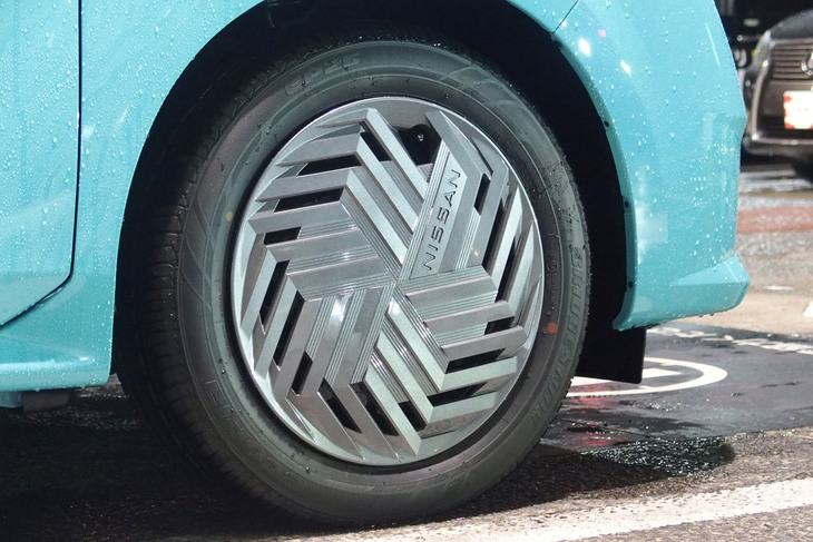 新デザインのホイールカバーは「幾何学模様をあしらい、立体感と和モダンなイメージを演出した」と紹介される。タイヤは185/60R16サイズの「ブリヂストン・エコピアEP25」が装着されていた。