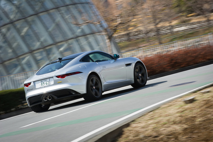 ワインディングロードでこそ持ち味が生きる「ジャガーFタイプ」。山梨から東京までの帰途で、筆者は山越えルートを選択せざるを得なかった。