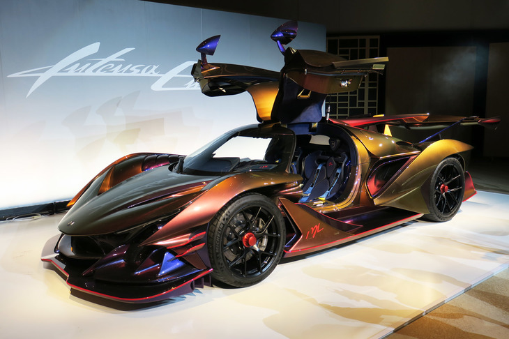 記者会見の会場でお披露目されたハイパーカー「アポロ・インテンサエモツィオーネ」。プロトタイプは2018年に発表済みだが、市販モデルの公開はこれが初となる。