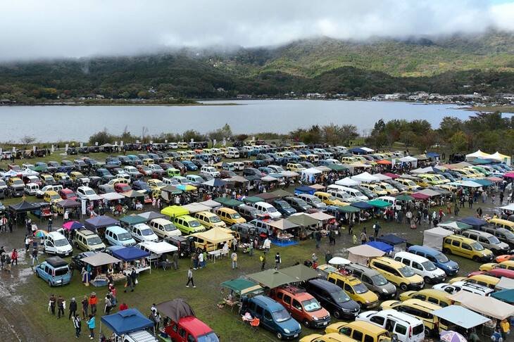 今回で15回目（オンラインを含む）を迎えた「ルノー カングー ジャンボリー」。当日は雨で、会場に大きな水たまりがいくつもできるなどイベント開催にはあいにくの天候であったが、1350台の「カングー」を含む1502台の車両が参加した。