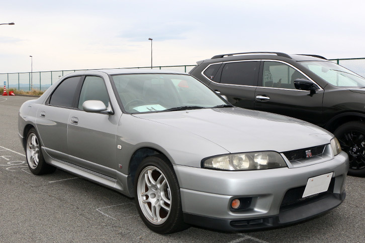 「スカイラインGT-R 40thアニバーサリー」は、スカイラインの誕生40周年を記念して送り出された、ハコスカ以来となる4ドア仕様のGT-R。4ドアセダンベースではなく、2ドアのGT-Rのボディーをベースに4ドア化されたことは有名な話。