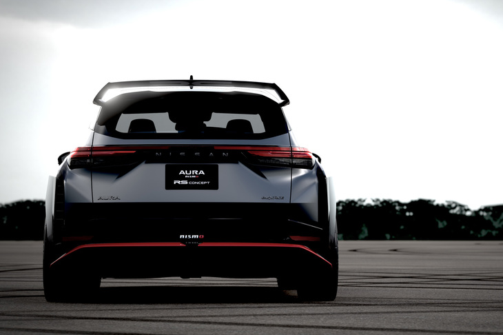 トレッドの拡大に合わせて左右で145mm広げられたフェンダーと約20mmのローダウン化によって、低重心で迫力あるプロポーションを実現。