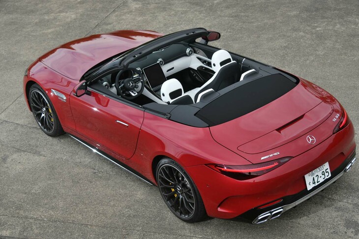 今回の試乗車の鮮やかなボディーカラーは「パタゴニアレッド」（14万7000円）。ソフトトップは標準のブラックのほかにグレーとレッドがオプション設定されている。