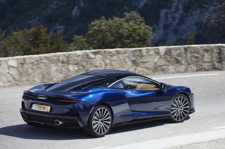 乾燥重量1466kgという車体の軽さもセリングポイントのひとつ。前後の重量配分は42.5：57.5と公表される。