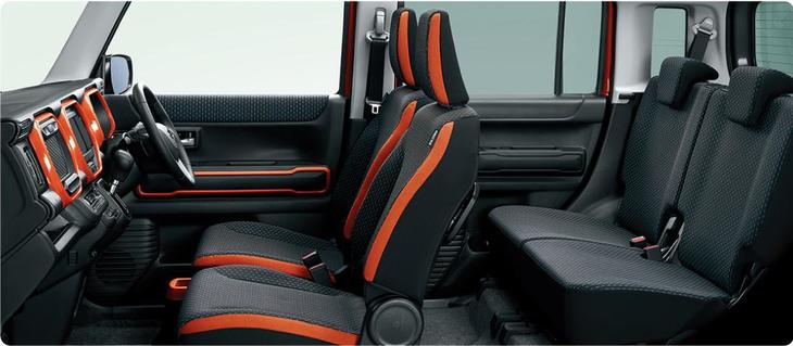 インテリアのアクセントカラーには、ホワイト、ブルー、オレンジの3種類が用意される。