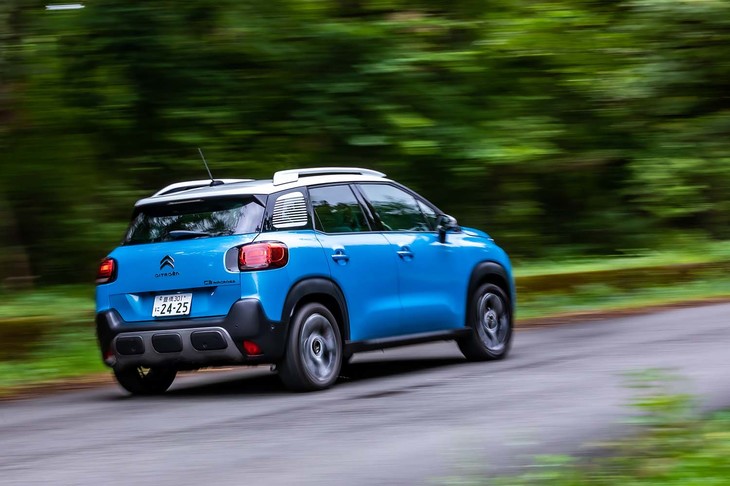 「C3エアクロスSUVシャイン パッケージ」の車重は1310kg。WLTCモードの燃費値は、14.7km/リッターと発表されている。