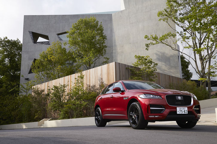 2015年9月のフランクフルトモーターショーでデビューした、ジャガー初のSUV「Fペース」。日本では、2016年7月下旬にデリバリーが始められた。