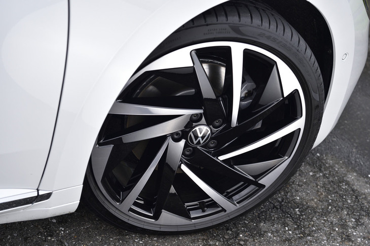 今回の試乗車は、標準装備の20インチアルミホイールに、245/35R20サイズの「ピレリPゼロ」タイヤが組み合わされていた。