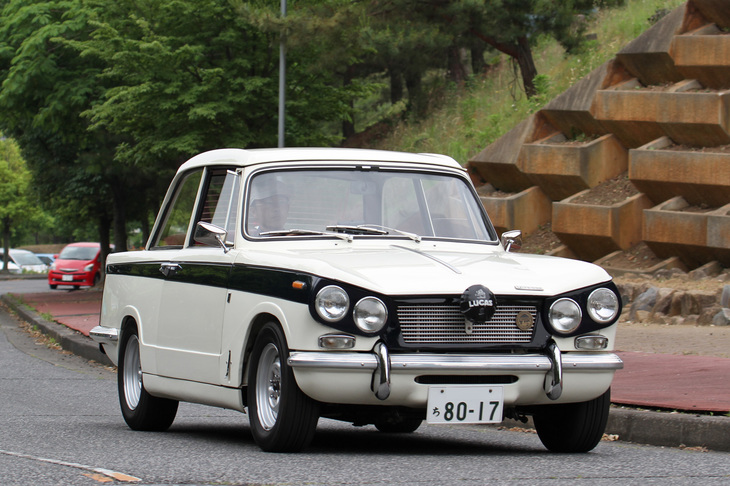 「トライアンフ・ヴィテス2リッターMk1」。ミケロッティによる、同時代の「プリンス・スカイラインスポーツ」によく似た、ツリ目のヘッドライトが特徴的なコンパクトなボディーに2リッター直6エンジンを積んだスポーツサルーン。