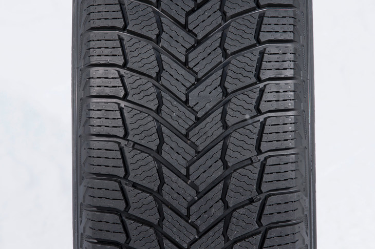 「X-ICE SNOW」のトレッド面。「EverWinterGripコンパウンド」はトレッドの底部まで使われており、摩耗しても高い雪上性能が保たれるという。