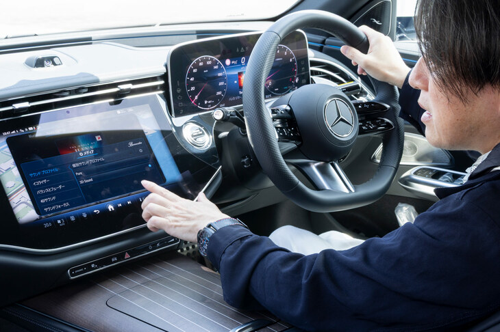 タッチスクリーンで各種音響機能を試す筆者。車内空間が静かなだけにその効果は明瞭で、サウンドプロファイルにイコライザー、バランス／フェーダー、サウンドフォーカス……と、さまざまな機能を深追いして試してしまった。