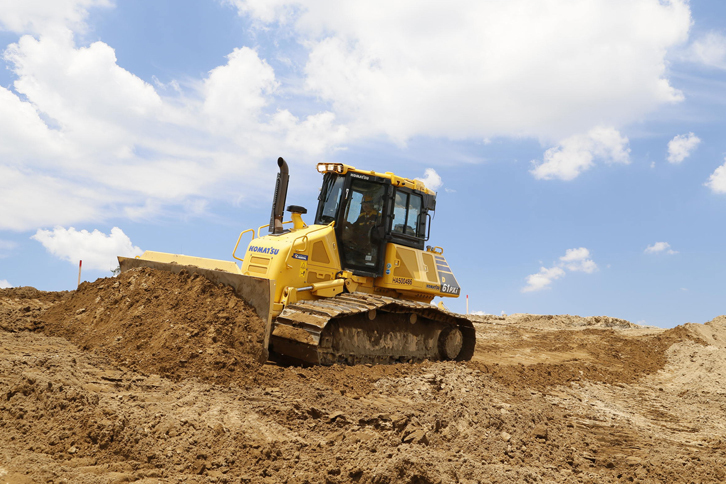 “ICT建機”が従来の建機と比べてどう進化しているのか、ブルドーザーなどを例に紹介する。（photo：菊池貴之）