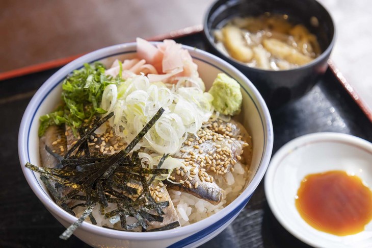 銚子港で水揚げされたイワシがたっぷり乗ったイワシ丼。新しい「メガーヌ」は日本にいながらフランスの地の物を味わうという幸せをもたらしてくれる。