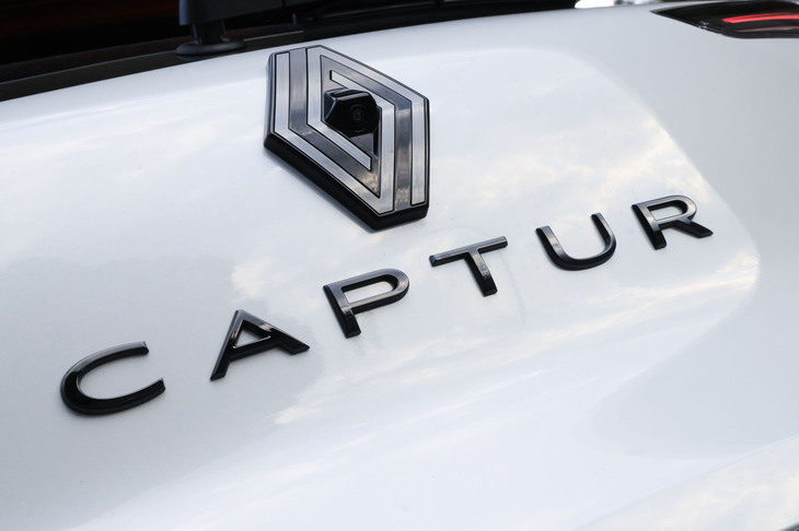 限定車「リミテッド」のベースとなったのは「キャプチャー エスプリ アルピーヌ フルハイブリッドE-TECH」。価格はベースモデルよりも15万円安の439万9000円に設定されている。