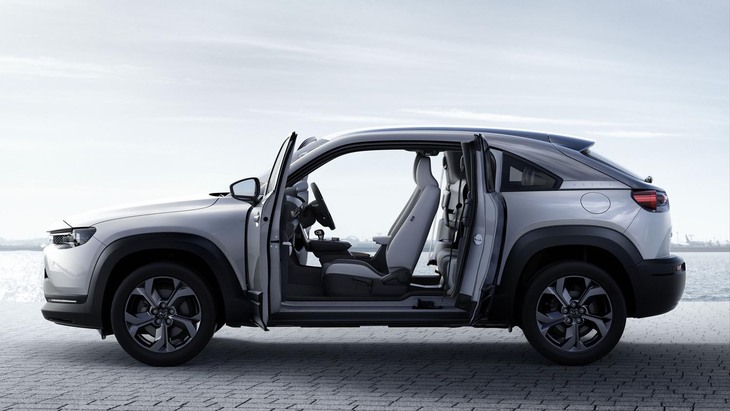 マツダには「CX-〇」というSUVのほかに、観音開きのドアを持つユニークなSUV「MX-30」もある。しかも、ハイブリッド車からEVまで種類が豊富。今のマツダは、じつにSUVずくめである。