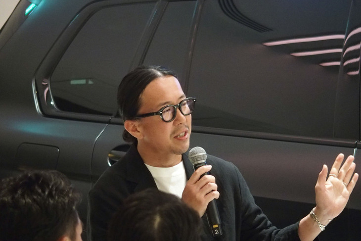 BMW X7ブラックアルファ」のトークライブにゲストとして参加した漆芸作家／蒔絵師の服部一齋氏。