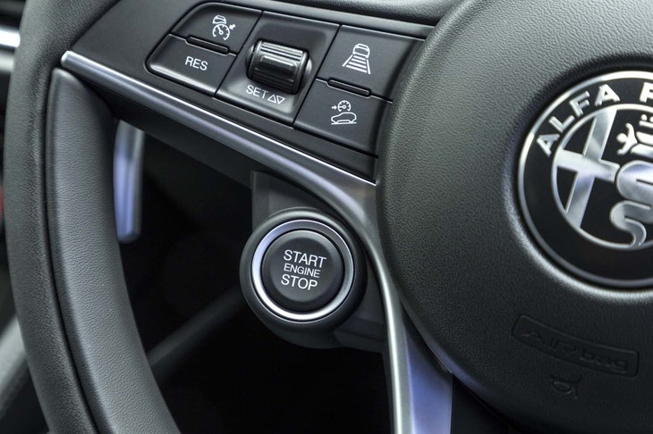 ステアリングホイールは本革巻き。センターパッドの左下にはエンジンのスタート＆ストップボタンが置かれる。