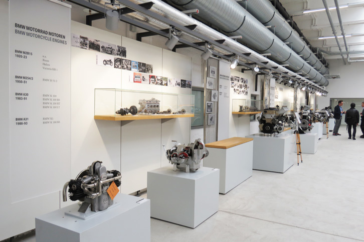 収蔵庫の一角に展示されていた、BMWの歴代エンジン。自動車もいいが、記者はこういう地味な展示も大好物である。