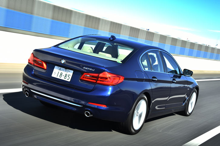 リアビューでは、リアコンビネーションランプを大きくボディー側面に回り込ませることで、車幅のワイドさを強調している。