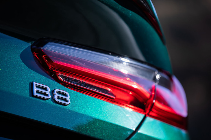 今回試乗した「B8グランクーペ」は、「最高水準のパフォーマンスとダイナミクス、快適性を凛々（りり）しく美しいデザインと調和させたアルピナのフラッグシップクーペ」と紹介されている。車両本体価格は2557万円。