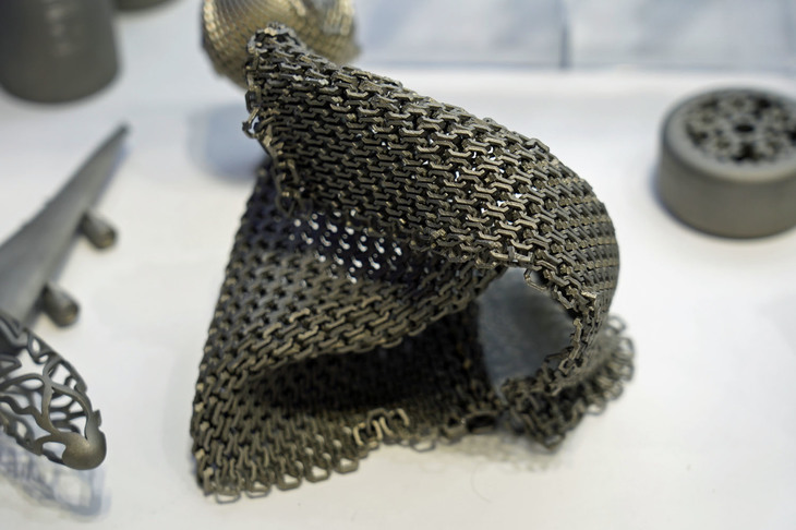 3D金属プリンターで製作されたネット。丸いパーツを個別に作って組み立てるのではなく、一度の成型で作れるのだとか。金属製といってもまったくゴワゴワしておらず、布製のように滑らかに動く。