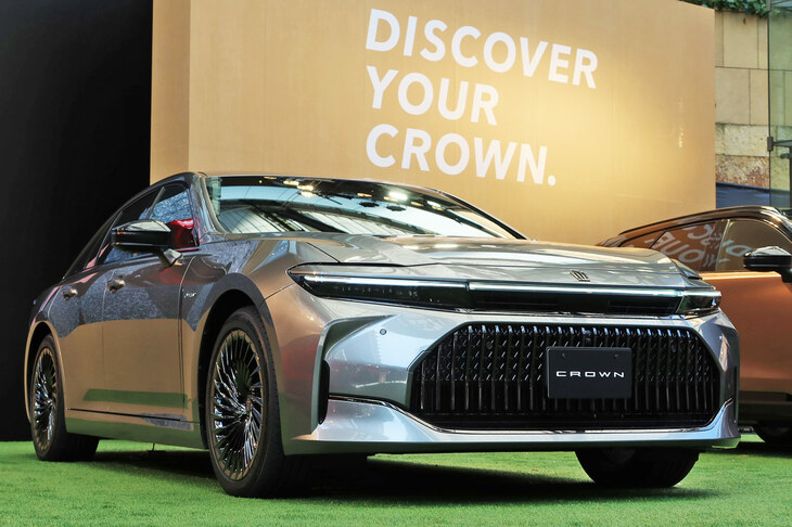新生「トヨタ・クラウン」シリーズの第3弾とした登場した「クラウン セダン」。