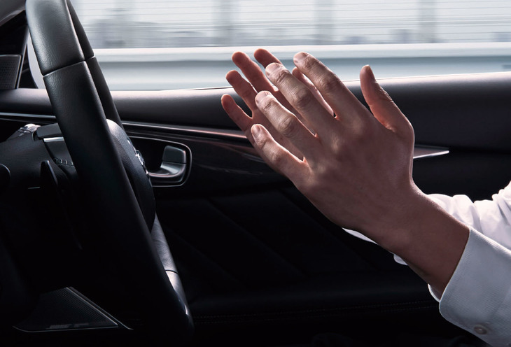 「日産スカイライン」では手放し運転を体験した。