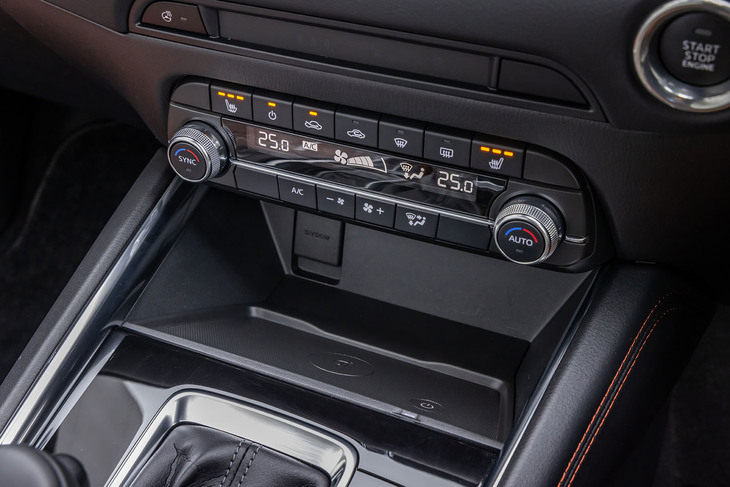 ワイヤレス充電（Qi）とApple CarPlayに対応するワイヤレス接続機能が標準で装備される。フロント用としてUSB Type-C端子が2口、リア用としてUSB Type-A端子が2口備わる。