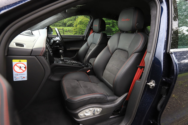 シートもレザーとアルカンターラを組み合わせた仕立て。ヘッドレストには「turbo」ロゴが配される。