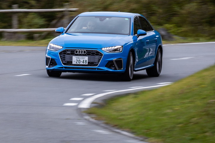 どの速度域からも楽々と加速する「A4 45 TFSIクワトロSライン」。12Vマイルドハイブリッドシステムの搭載により、エンジンのスタート／ストップシステムの作動具合もスムーズになったと感じられた。