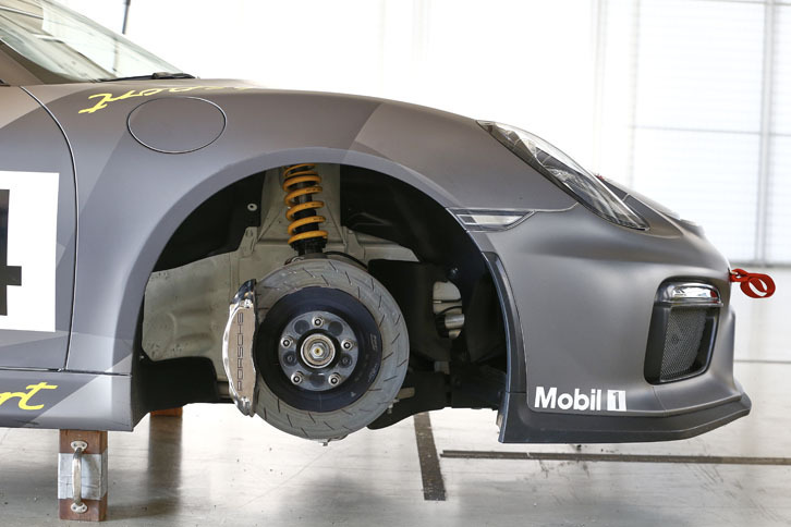 ブレーキディスクは前後とも直径380mm。前には6ピストン、後ろには4ピストンのアルミ・モノブロックキャリパーが装着される。