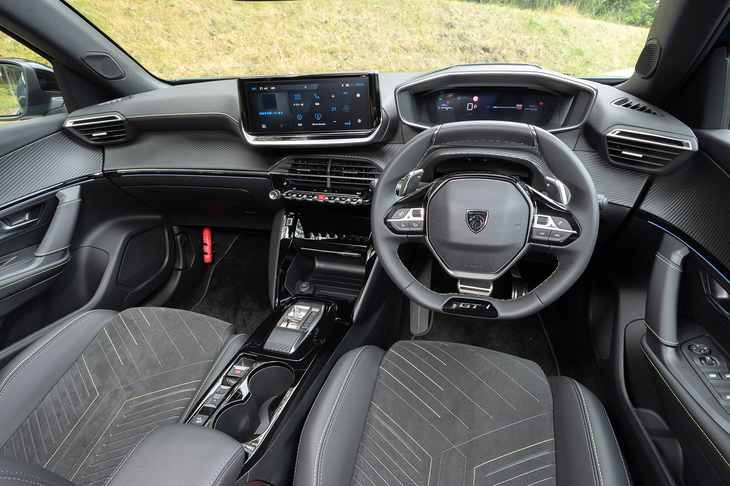 インテリアはプジョーではおなじみの「i-Cockpit（iコックピット）」。ステアリングホイールはおなかの前で抱え、メーターはその上にレイアウトされる。