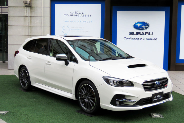 受け付けに展示された「スバル・レヴォーグ」の改良モデル。