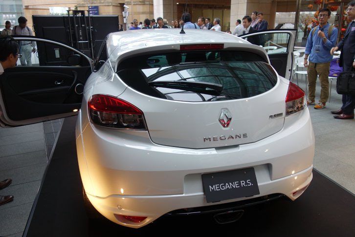 「メガーヌR.S. 273トロフィーS」のバックショット。