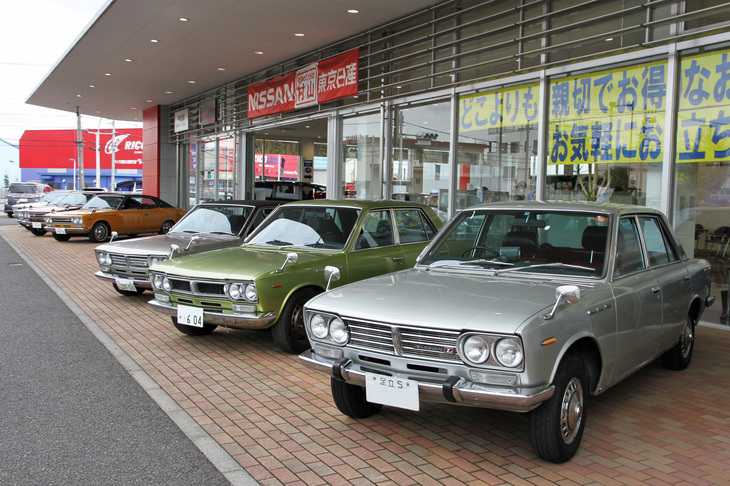 「日産ローレル C30 発売50周年を祝う集い」に参加した初代「日産ローレル」。