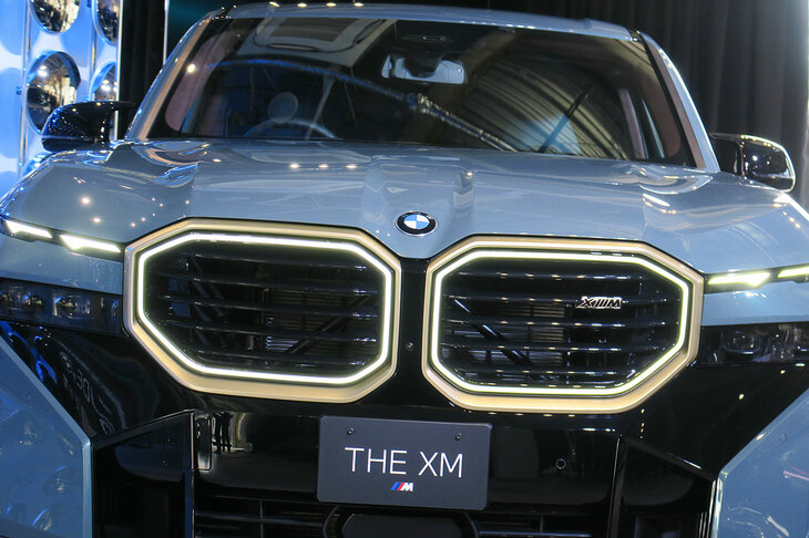 「BMW XM」が誇る連装の拡散波動砲……ではなく、金縁のキドニーグリル。これがあれば白色彗星（すいせい）も敵ではあるまい。