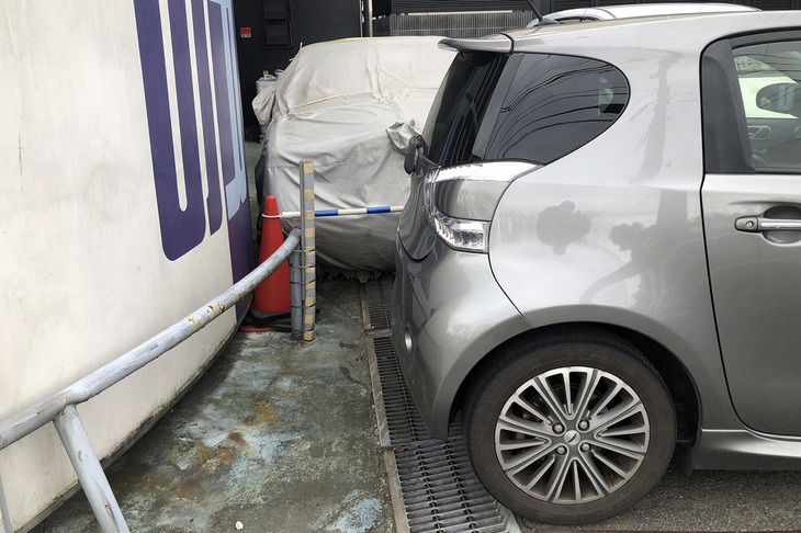 試乗を終えてコナストに戻り、元の位置に止めたつもりだったが、降りて見たらまだ後方に1mも空間があった。シグネットは、空間認識を狂わせるほど全長が短いのだ。