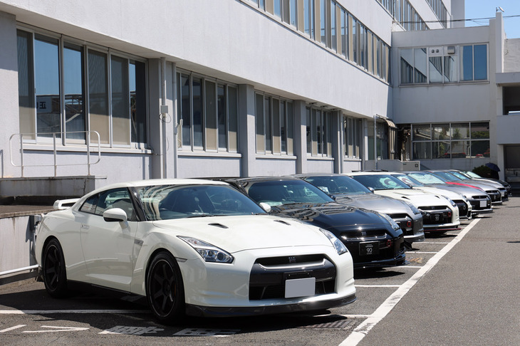 ズラリと並んだ「日産GT-R」（R35）。手前の4台はプレーンな姿の、2007年の発売から2010年のマイナーチェンジまでのモデル。