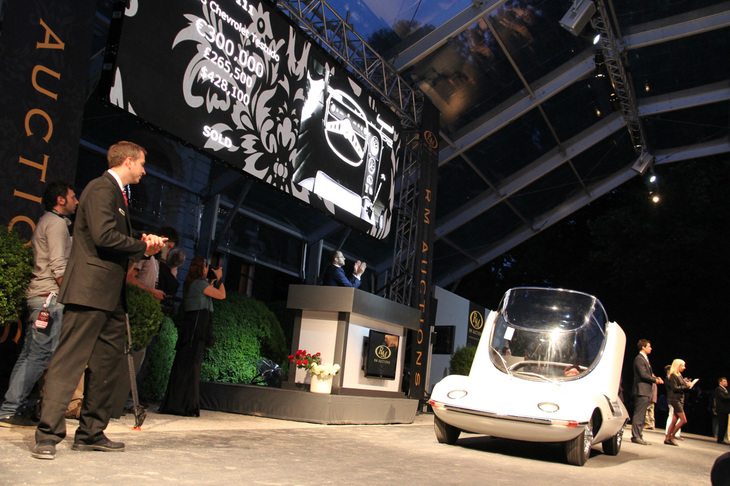 2011年5月21日、コモ湖畔で開催されたオークションで。ステージに上げられた「テスチュード」。