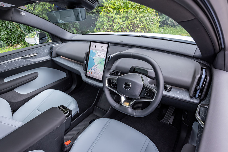 12.3インチの縦型センターディスプレイをダッシュボードの中央に置くシンプルなコックピットは、従来モデルのデザインを踏襲。ステアリングコラム右側にレバータイプのシフトセレクターが備わるのも同じ。慣れてしまえばこの無駄のなさが「EX30」に欠かせない魅力と思えてくる。