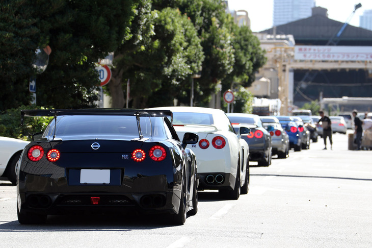 パレード参加車両は横浜工場に戻り、記念品（アオシマ製「ザ・スナップキット」のR32～R35のいずれかと日下エンジニアリング製VR38DETTのピストン-コンロッドアッシー）を受け取って流れ解散となった。