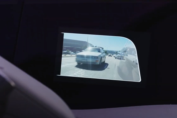 インストゥルメントパネルの左右端には、ドアミラーの役割を担う「Eミラー」のモニターが設置される。