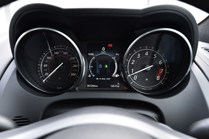 メーターはアナログ式の2眼タイプ。その間に、マルチインフォメーションディスプレイがおさまる。