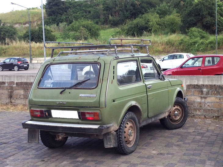 年季の入った個体。テールゲートが灯火類の上からしか開かなかった1980年代のモデルである。